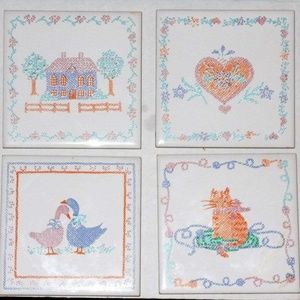 Vintage 4 piece set Inc pot rest/holder wall Decor